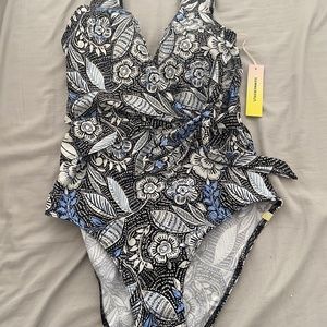 Summersalt swim suit, never worn size  6